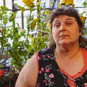 Tatjana Glässer (52) ist vom Lärm an der Paul-Roosen-Straße extrem genervt.