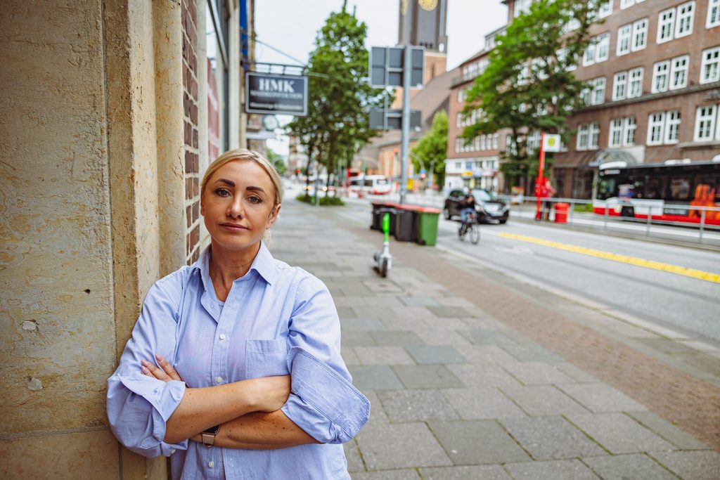 Lidia Güstel wohnt an der Steinstraße mitten in der City. Doch vor allem die neue Bushaltestelle macht ihr das Leben schwer.