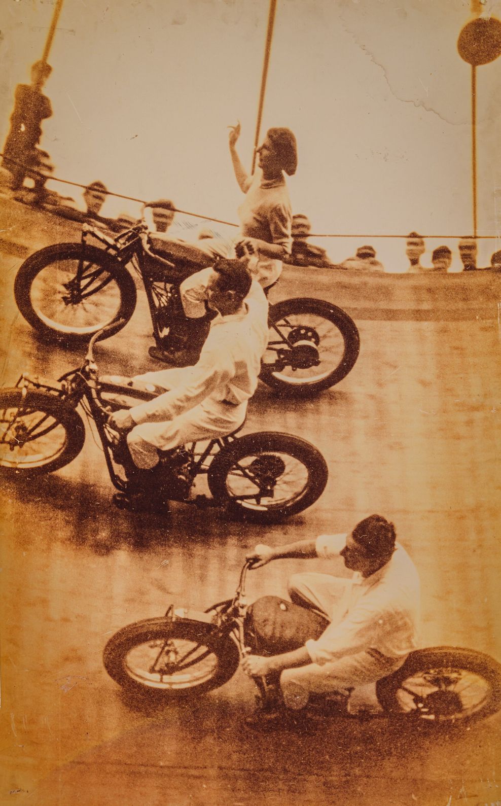 Käthe Müller fuhr mit ihrem Motorrad auf der Steilwand.