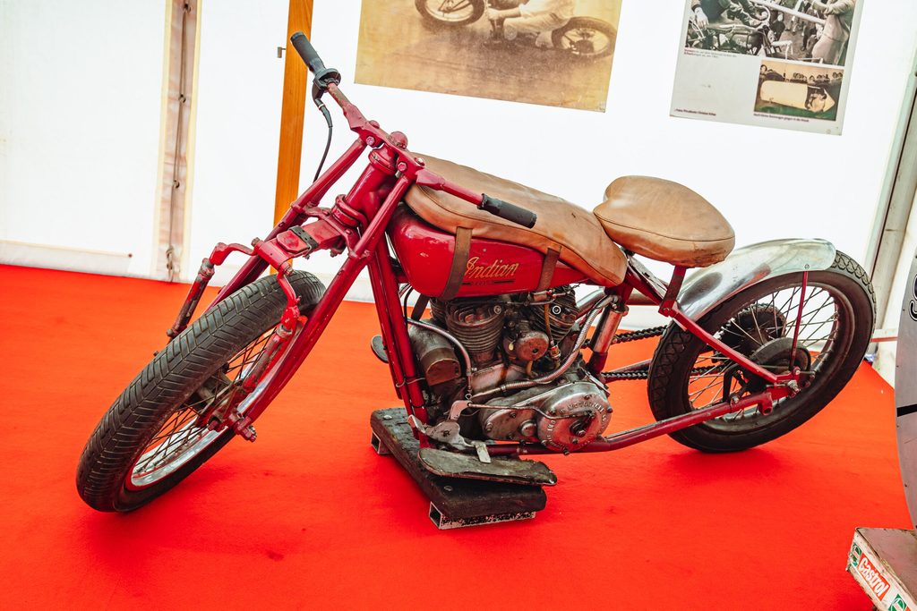 Das Motorrad von „Steilwand-Kitty“ ist im Zelt ausgestellt. Es ist noch funktionstüchtig.