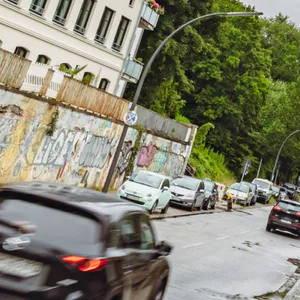 Vom Elbhang drückt soviel Wasser auf die Straße Neumühlen, dass dort schon Algen wachsen.