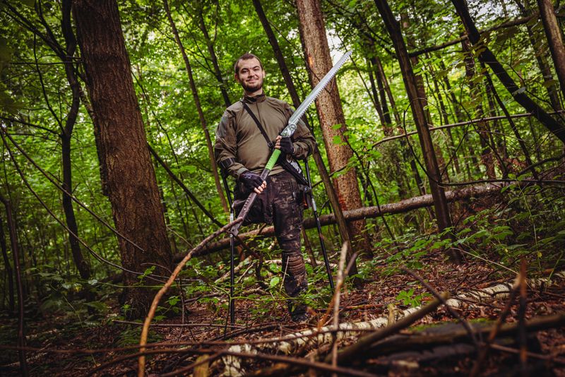 Carlos Creutzburg mit seiner Säge im Wald.