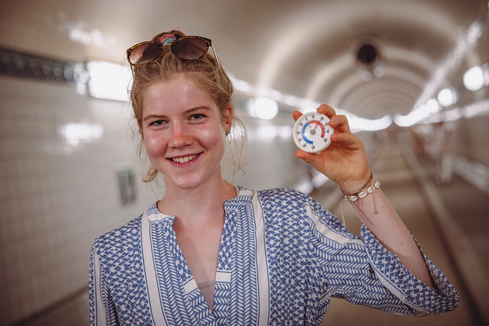 MOPO-Reporterin Pauline Reibe misst 18,5 Grad im Alten Elbtunnel.