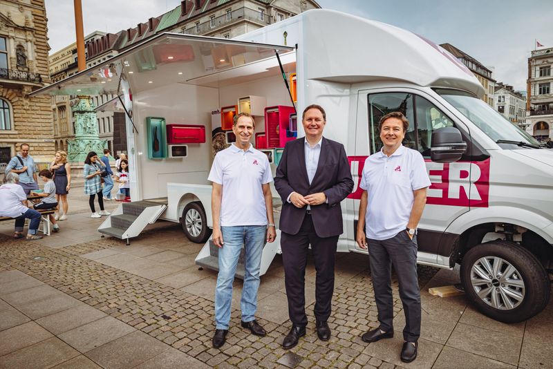 Archäomobil und Thorsten Römer (Geschäftsführer AMH), Carsten Brosda (Kultursenator) und Rainer-Maria Weiss (Direktor AMH)