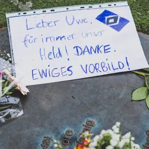 Ein Schild, das die Trauer über Uwe Seelers Tod ausdrückt.