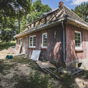 Bei diesem Gebäude, genannt „Helenenhaus“, wurde eine Sanierung begonnen, aber nie beendet.