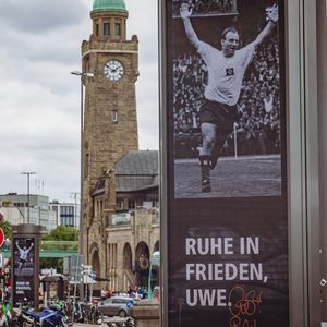 Auf 200 Tafeln in Hamburg wird an Uwe Seeler erinnert.