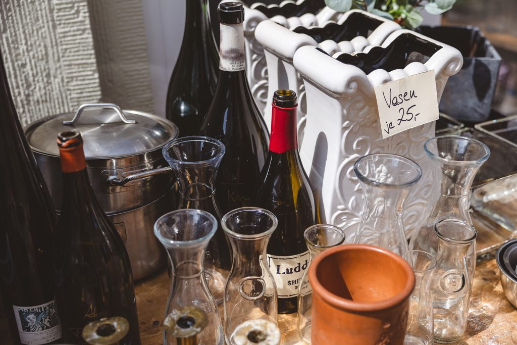Auf dem „Traube“-Flohmarkt wurde Wein, Deko und Geschirr verkauft.