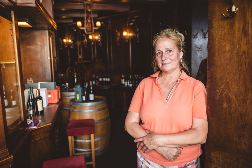 Inhaberin Karin Wege verlässt die „Traube“ mit einem lachenden und einem weinenden Auge.