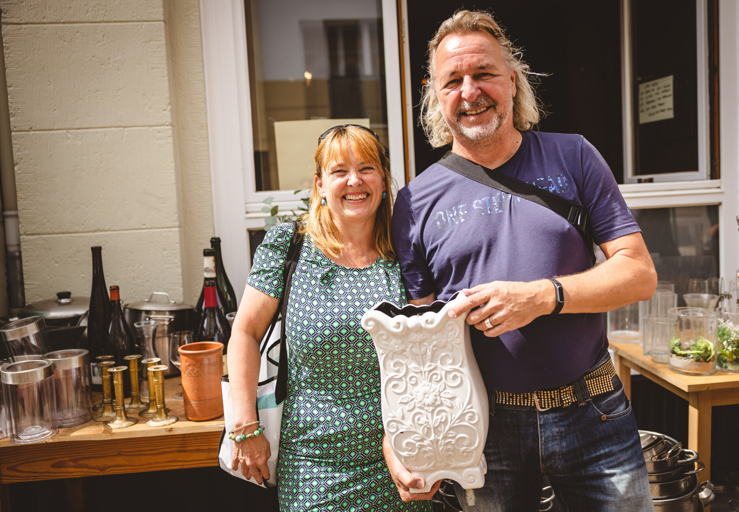 Monika und Volker Wagener (54/60) haben eine Vase auf dem „Traube“-Flohmarkt gekauft.