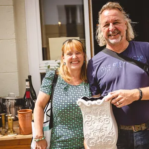 Monika und Volker Wagener (54/60) haben eine Vase auf dem „Traube“-Flohmarkt gekauft.