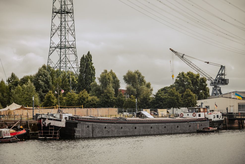 Schwimmendes Hotel im Harburger Hafen: Lydios