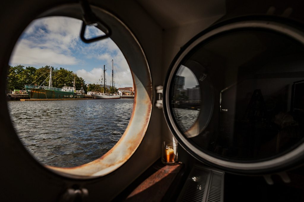 Hamburgs kleinstes Hotel schwimmt im Harburger Hafen