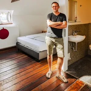 Marcel Klovert in einem seiner Hotelzimmer: Sehr hell und geräumig für eine Koje.