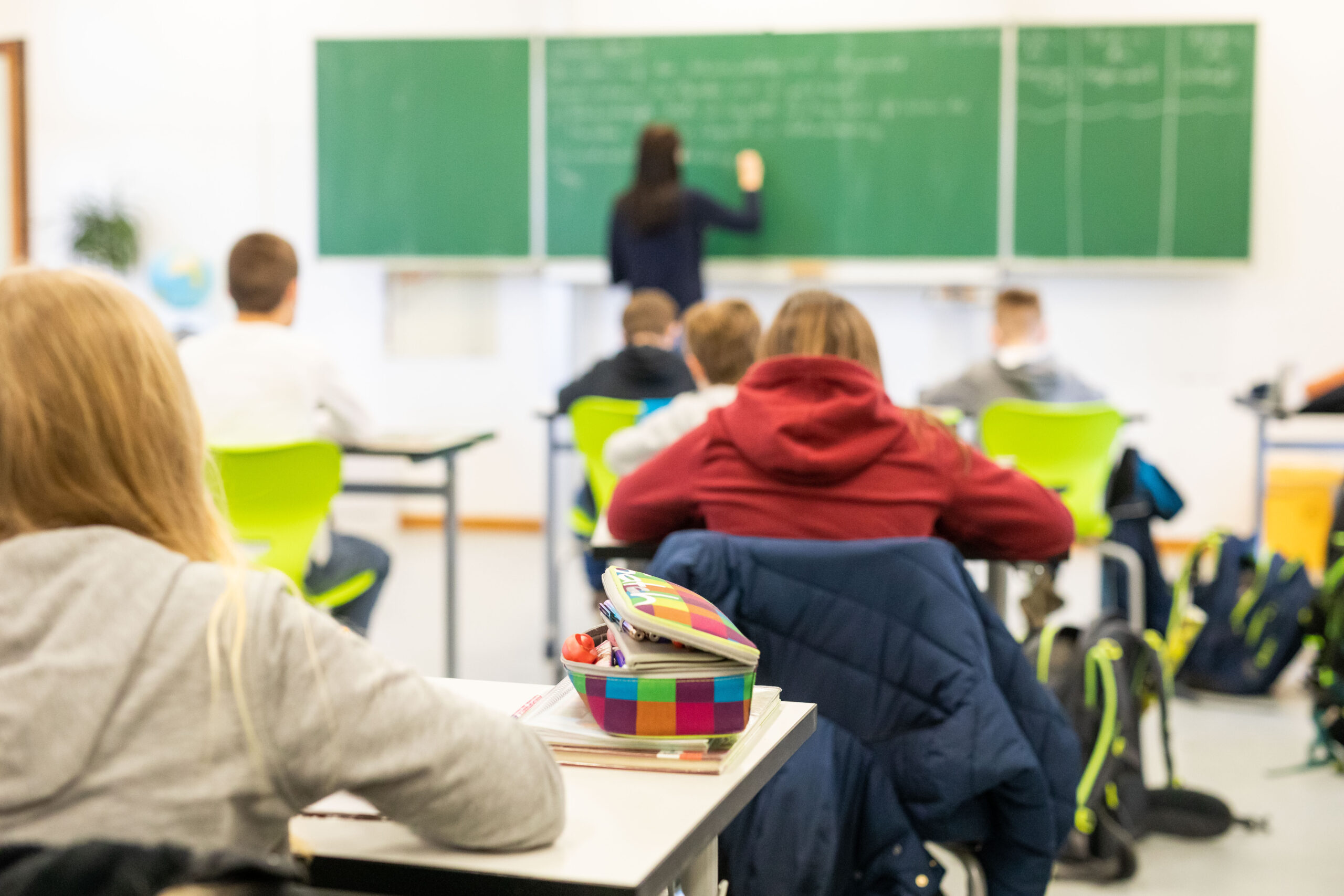Ein Klassenzimmer mit Schulkindern vor einer Tafel