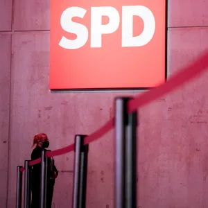 Das Logo der SPD bei einer Partei-Veranstaltung (Symbolbild).