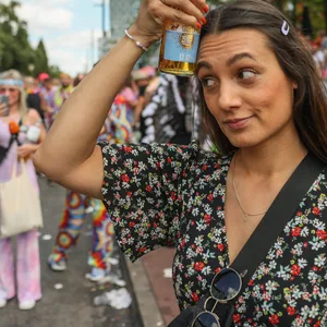 Während die Schlagermove-Besucher hinter mir mit bester Laune singen und trinken, bekomme ich so langsam Kopfschmerzen. Ich kühle meine Stirn mit einer Flasche Bier – alkoholfrei.