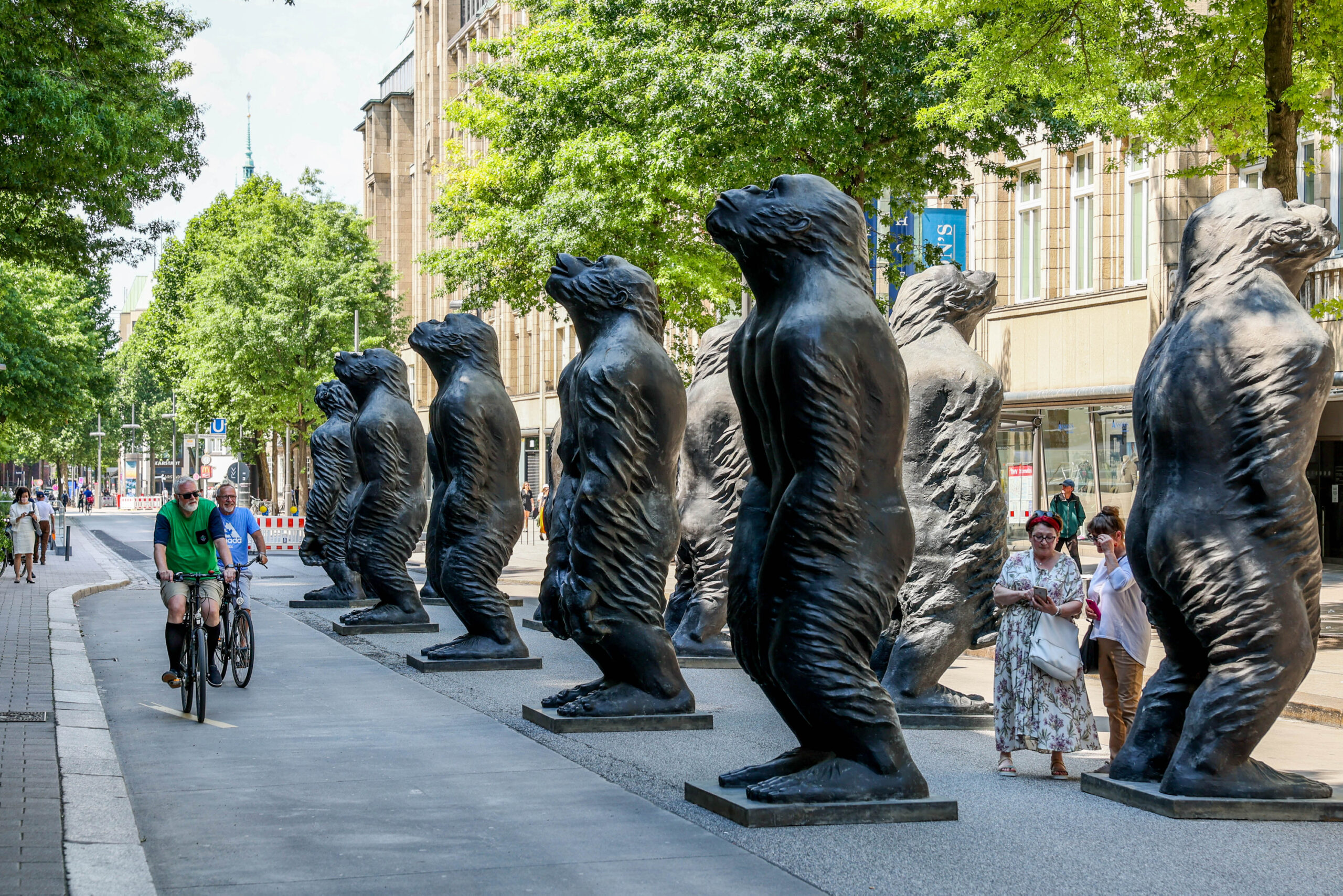 Skulpturen von Affen an der Mönkebergstraße