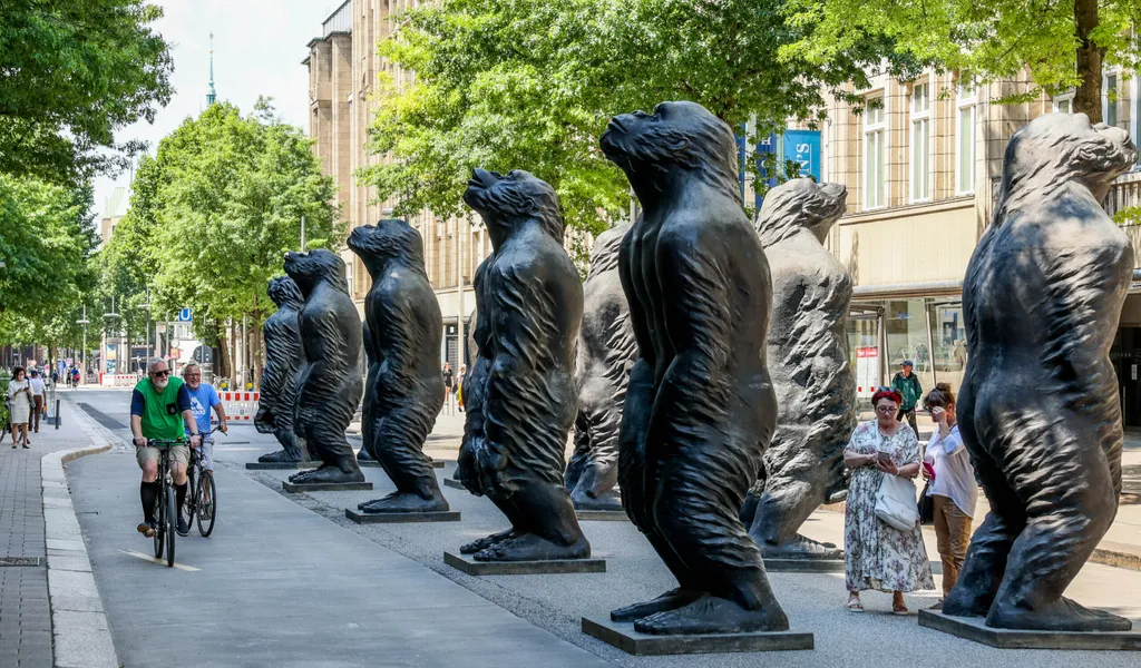 Skulpturen von Affen an der Mönkebergstraße