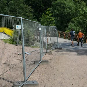 Fußgänger laufen über die neue Grevenaubrücke. Links daneben ist noch die alte Brücke, die bald abgerissen wird.