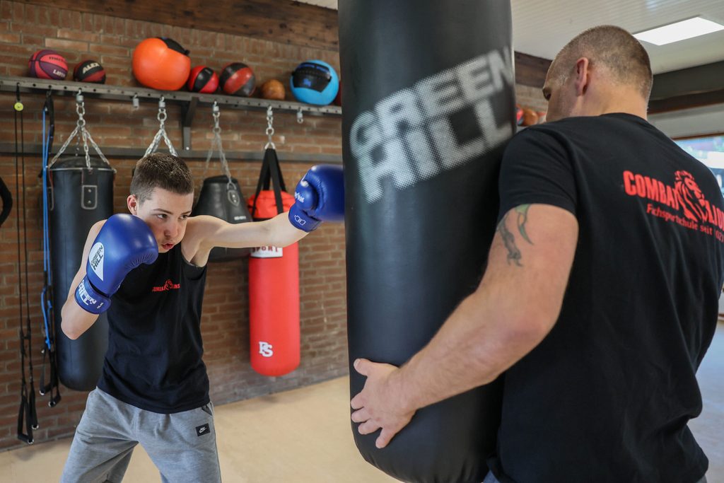Vitaliy trainiert mit Tim von den Combat Lions.