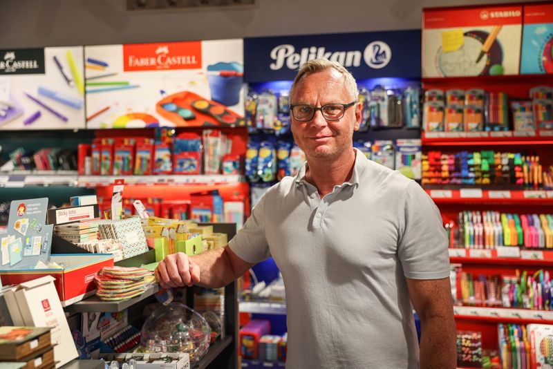 Patrick Meier (48) ist Fililalleiter des Schreibwarengeschäfts „Lerche“ in Volksdorf und froh, dass die Flaniermeile vorbei ist.