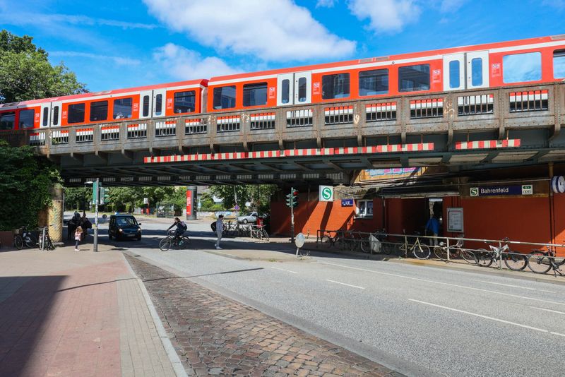 An der Bahnunterführung der S-Bahn Haltestelle Bahrenfeld fehlt es an einem Radweg.