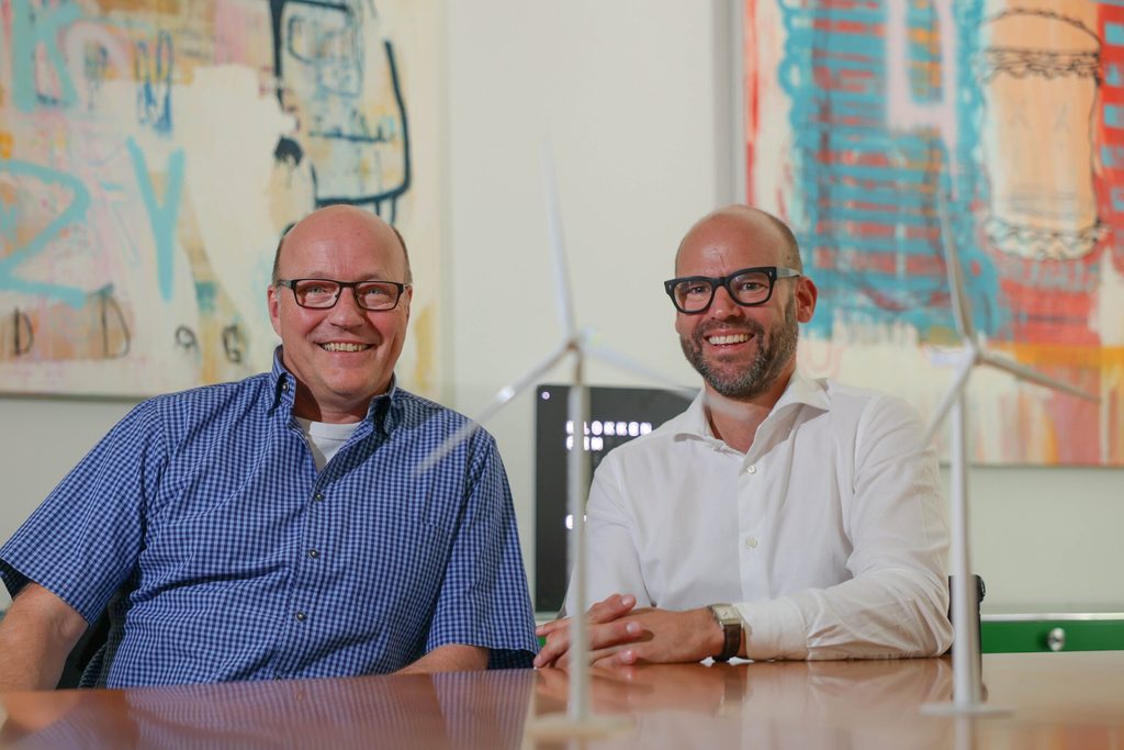 Jens Heidorn (links), und Axel Röpke vom Hamburger Landesverband des BWE hoffen, dass die Windenergie in Hamburg bald größeren Aufwind bekommt.