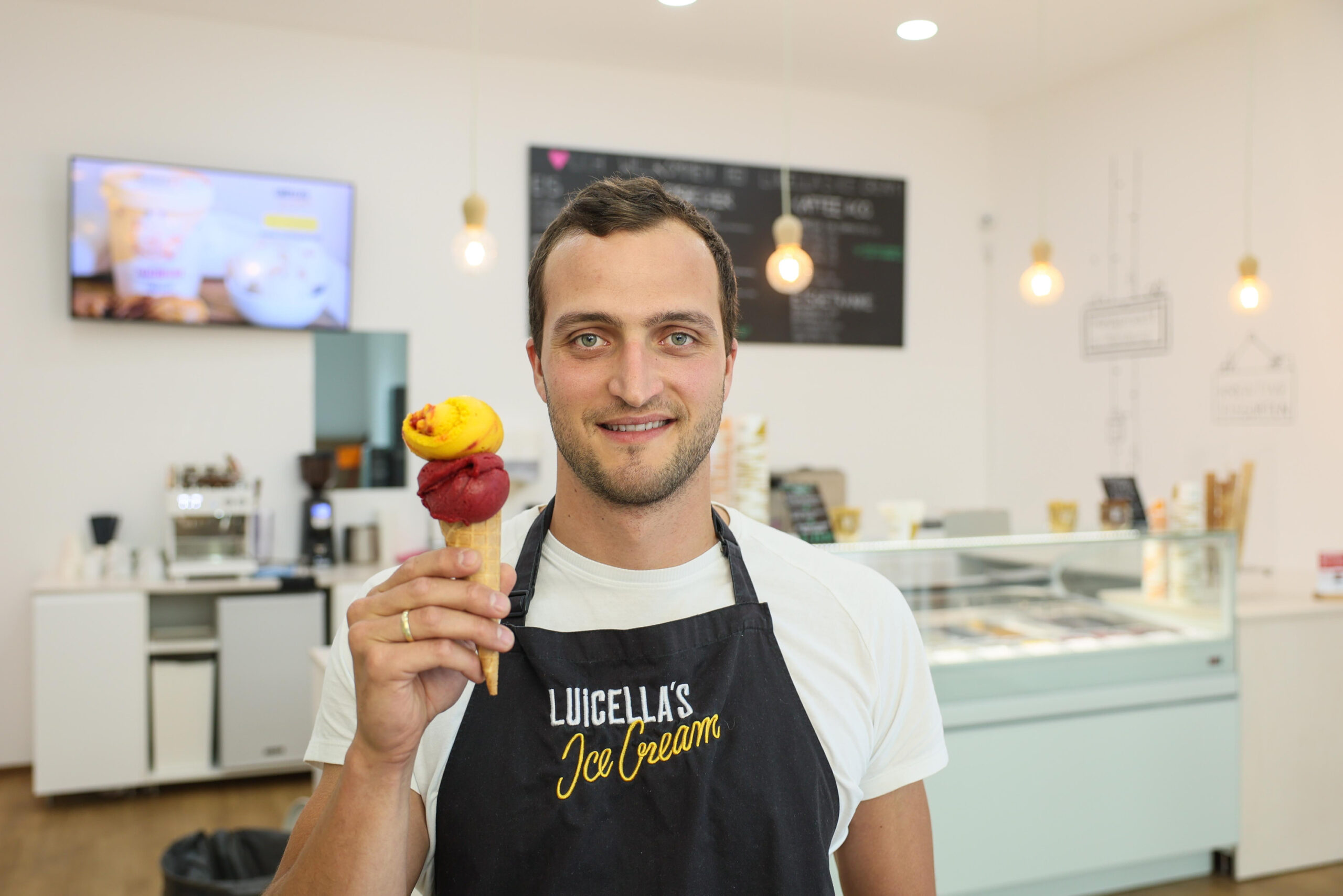 Marcus Deibler, Betreiber vom Luicella`s, bietet das Eis an ausgewählten Tagen günstiger an – damit sich jeder ein Eis leisten kann.