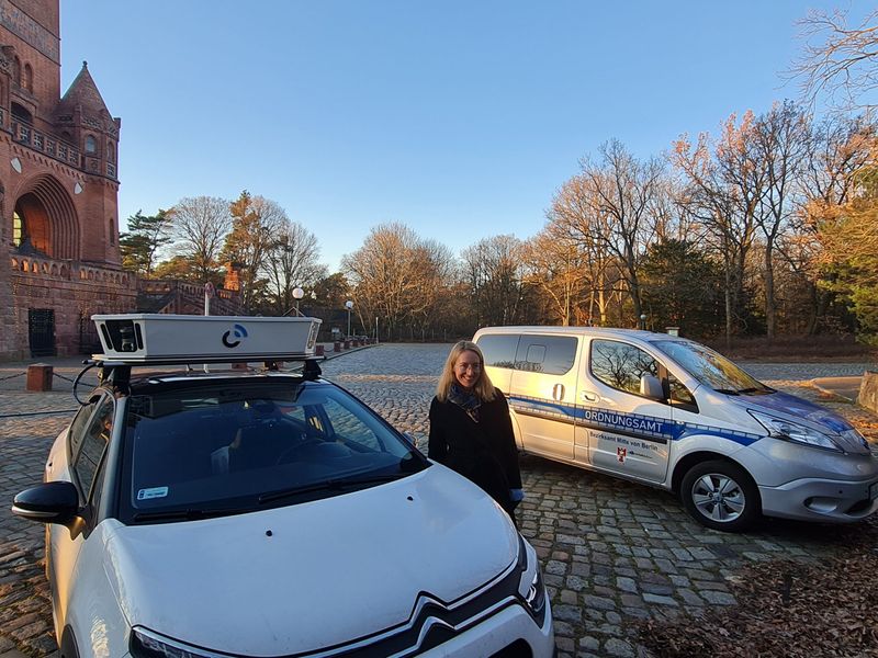 Almut Neumann, Bezirksstadträtin für Ordnung, Umwelt, Natur, Straßen und Grünflächen in Berlin-Mitte beim ersten Probelauf der „Scan Cars“.