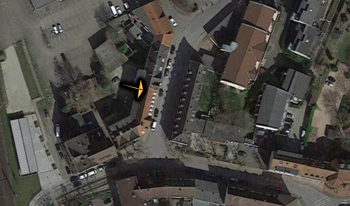 Das Luftbild zeigt das Wohnhaus in der Friedenstraße in Elmshorn, in dem die beiden Frauen umgebracht worden sind.