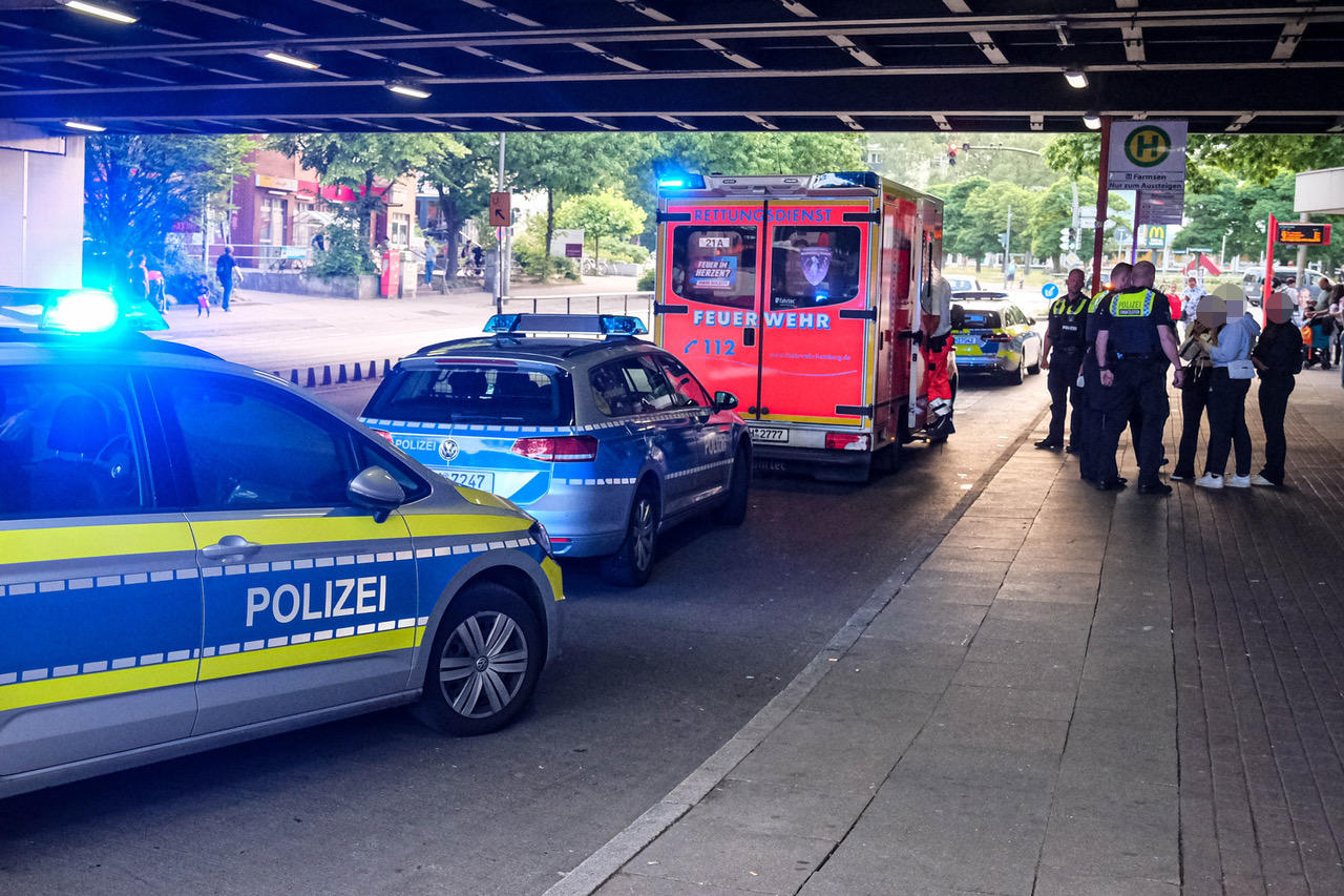 Polizei und Rettungskräfte am U-Bahnhof Farmsen. Ein 14-Jähriger kam ins Krankenhaus. Er erlitt einen lebensgefährlichen Messerstich.