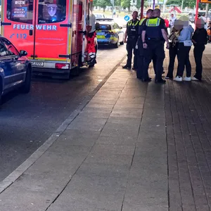 Polizei und Rettungskräfte am U-Bahnhof Farmsen. Ein 14-Jähriger kam ins Krankenhaus. Er erlitt einen lebensgefährlichen Messerstich.