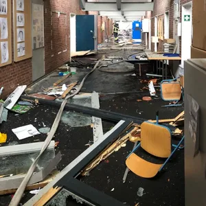 Durch die Explosion wurden weite Teile des Schulgebäudes verwüstet.