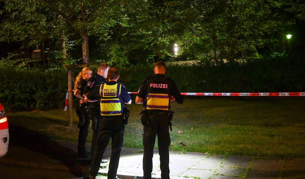 Polizisten am Tatort in Hamburg-Lohbrügge. Drei Männer kamen mit Messerstichsverletzungen in ein Krankenhaus.