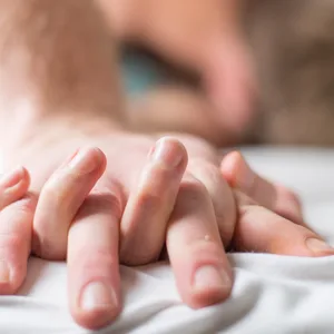 Ein Mann und eine Frau liegen im Bett.