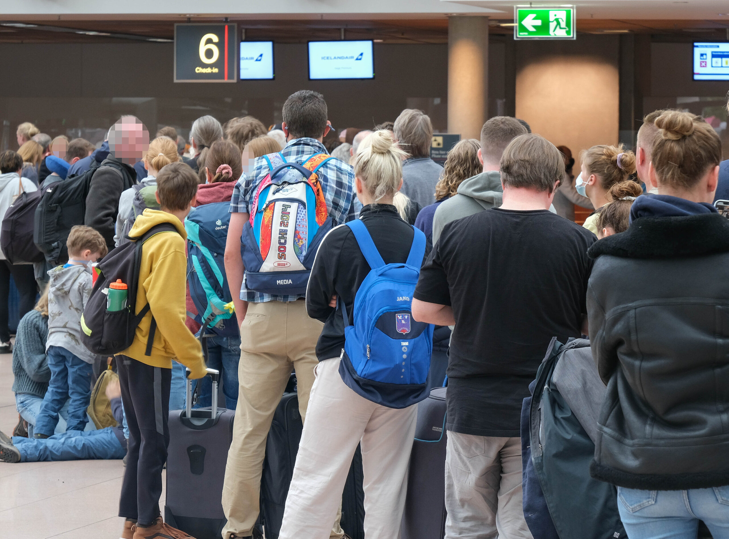 Lange Wartezeiten vor den Sicherheitskontrollen am Hamburger Airport: Am Donnerstag und Freitagmorgen mussten viele Reisende Geduld mitbringen.