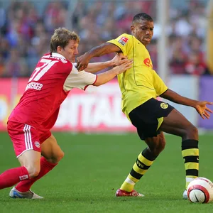 Mit dem BVB wurde Oliseh (hier gegen Bayerns Bastian Schweinsteiger) Deutscher Meister.