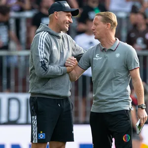HSV-Trainer Tim Walter und St.Paulis Timo Schultz (r.)
