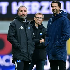 Michael Mutzel (M.) und Jonas Boldt (r.) mit HSV-Trainer Tim Walter