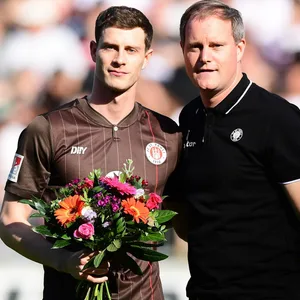 James Lawrence wird von St. Pauli-Präsident Oke Göttlich verabschiedet