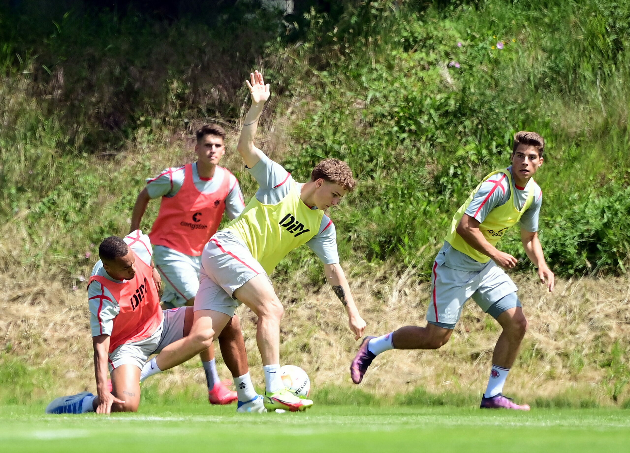 Niklas Jessen (2. v.r.) und Franz Roggow (r.) im St. Pauli-Training