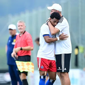 HSV-Trainer Tim Walter (r.) herzt Xavier Amaechi
