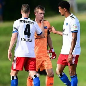 Die HSV-Profis Sebastian Schonlau (l.) und Robert Glatzel (r.) sprechen Matheo Raab Mut zu.