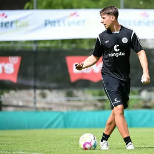 Loic Favé auf dem Trainingsplatz. Zurzeit hat der Co des FC St. Pauli Zwangspause.