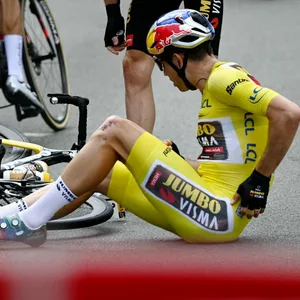 Wout van Aert stürzte früh, konnte das Gelbe Trikot aber dennoch verteidigen.