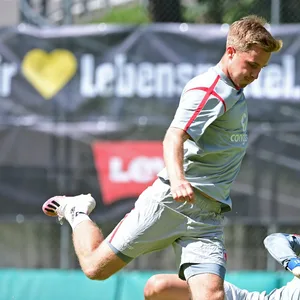 Johannes Eggestein und seine Kollegen wollen wie hier im Training gegen Nikola Vasilj treffen.