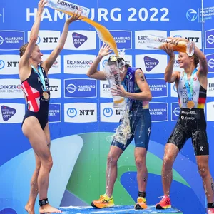 Lisa Tertsch (r.) kann sich als dritte über ihren ersten Podiumsplatz freuen.
