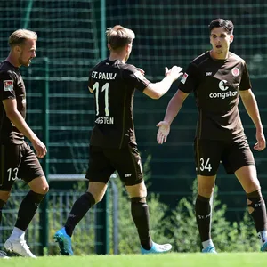 „Ein Spieler, auf den wir setzen“: Igor Matanovic (r.) traf in St. Paulis Test zum 2:0.