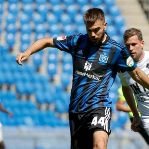HSV-Abwehrmann Mario Vuskovic (hier im Test beim FC Basel) zieht das Interesse zahlreicher Vereine auf sich.